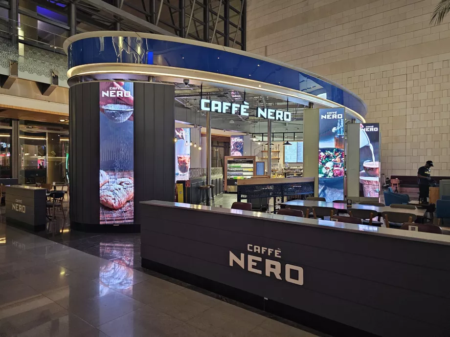 Caffé Nero, prílety, verejný priestor
