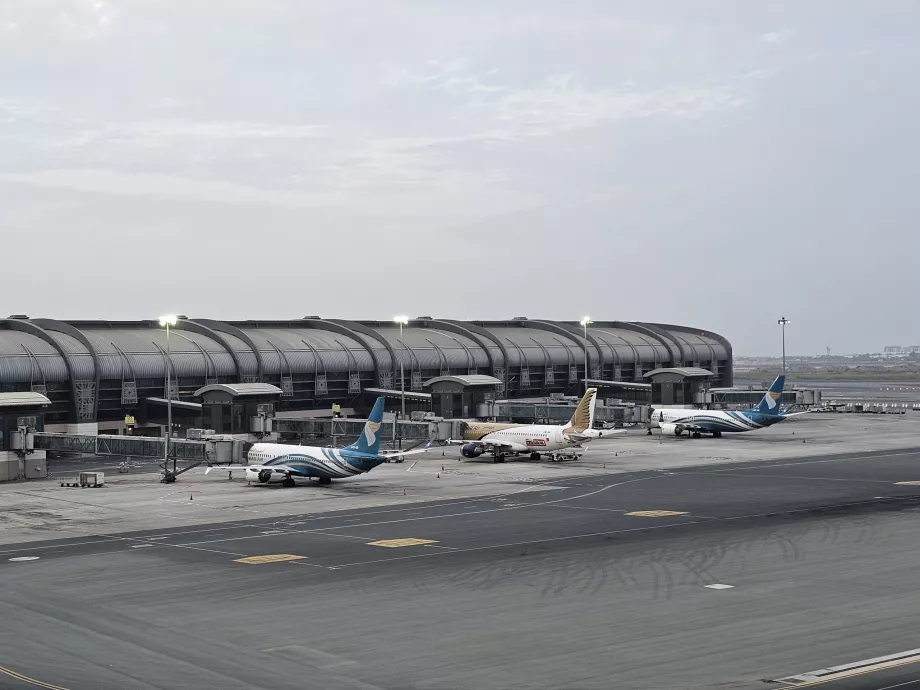 Pohľad na lietadlo pred odletovou halou