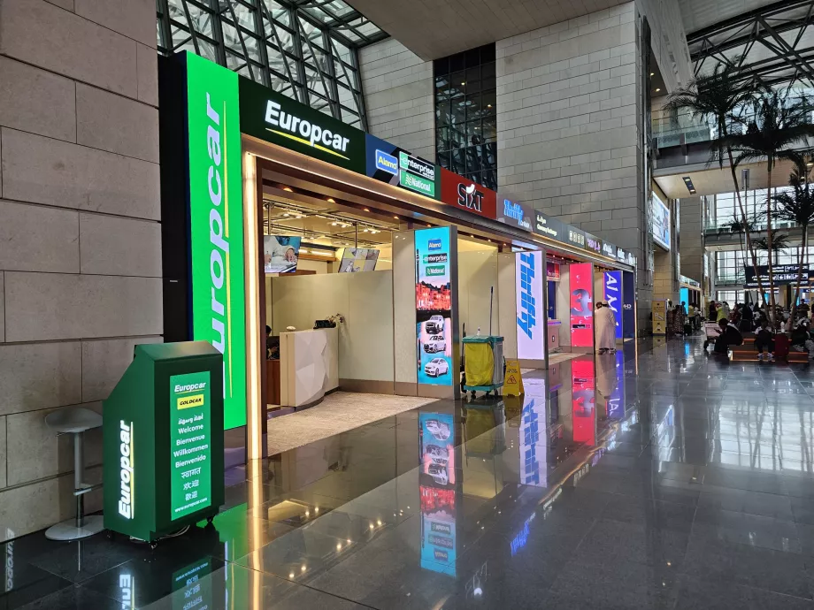 Pulty na prenájom áut v príletovej hale