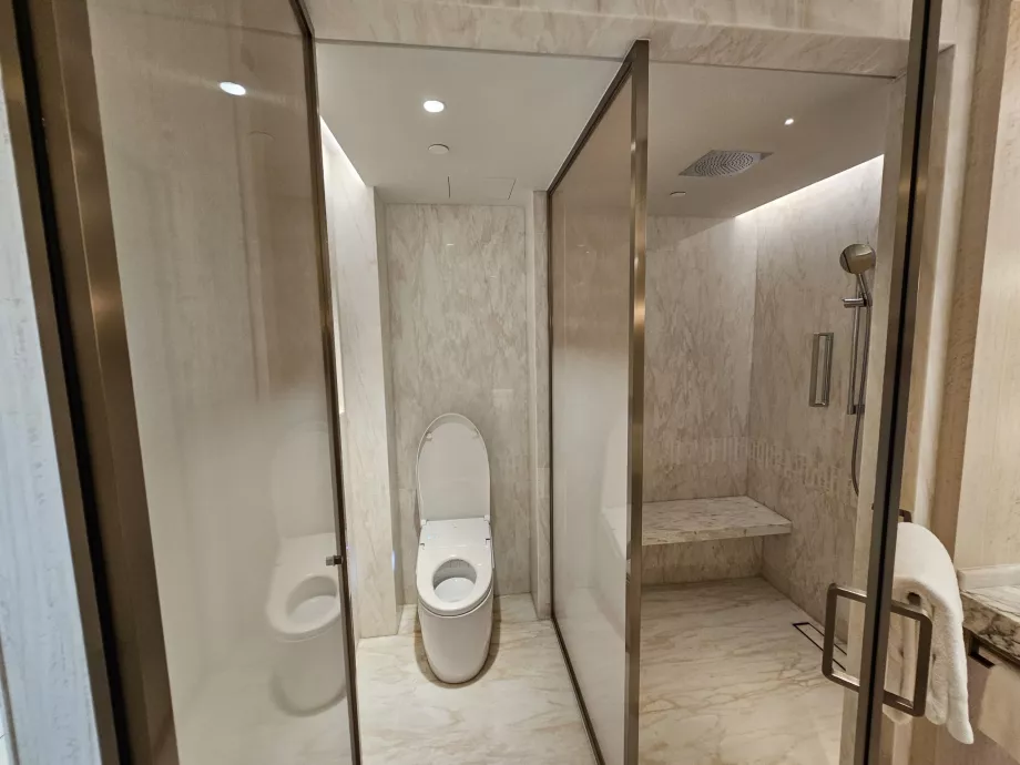 Sprcha a toaleta - otvorené dvere