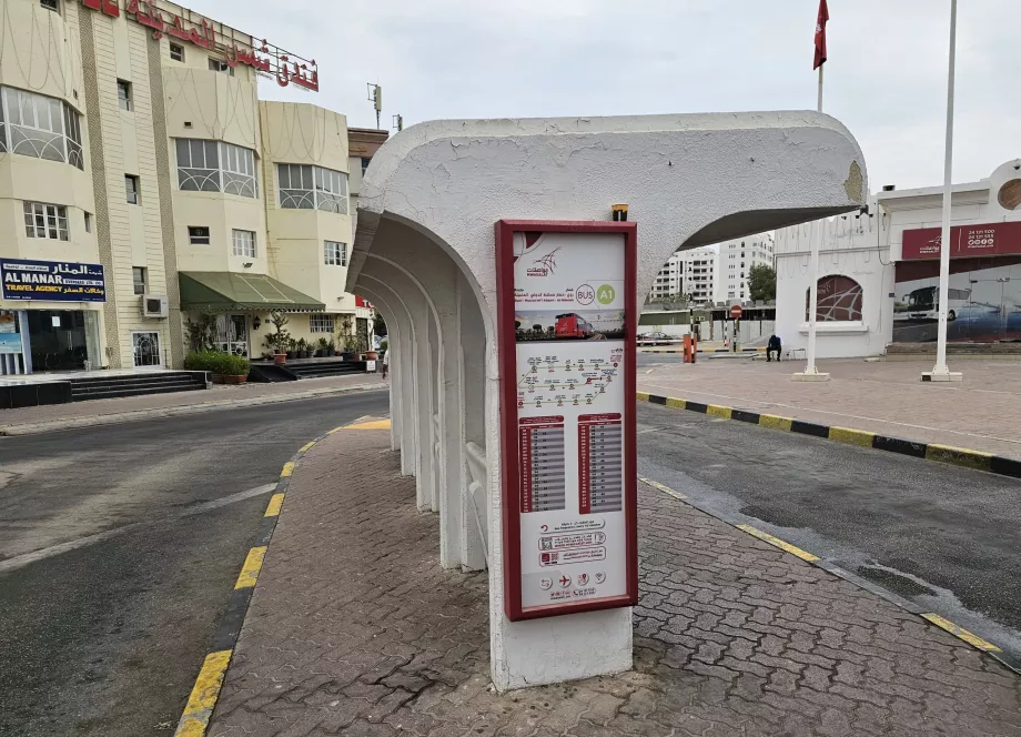 Zastávka smer letisko na autobusovej stanici Ruwi
