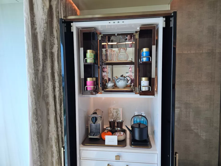 Minibar a kávovar