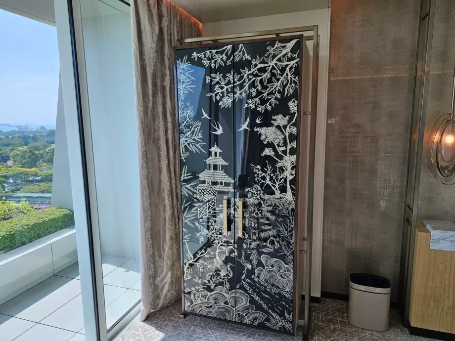 Šatníková skriňa s minibarom