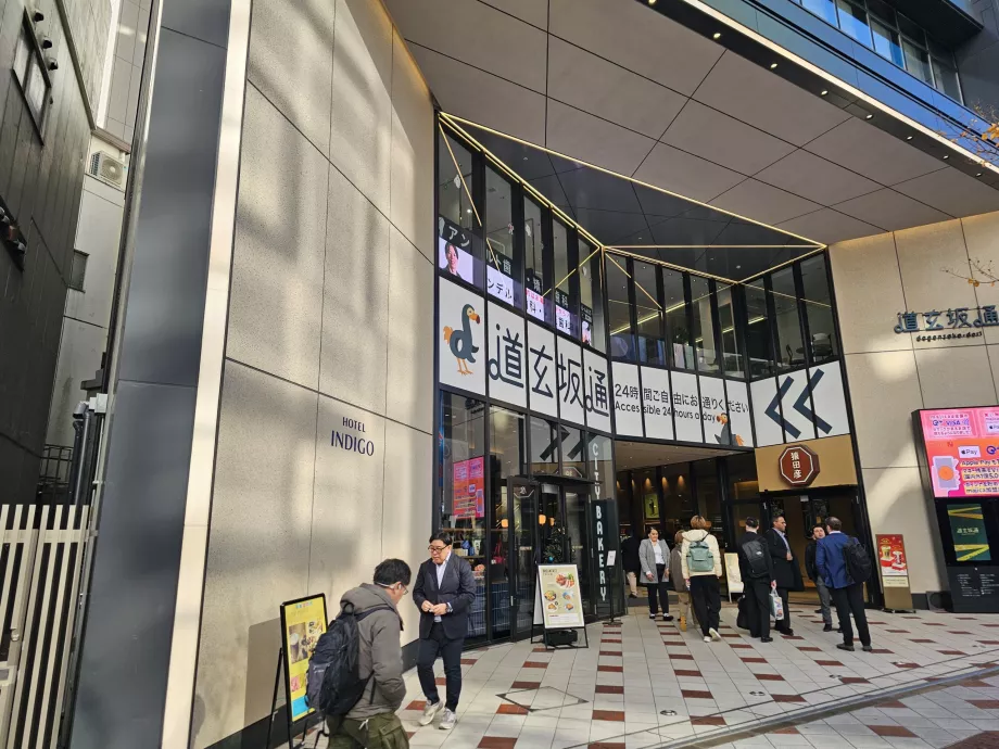 Bočný vchod z hlavnej ulice cez nákupné centrum