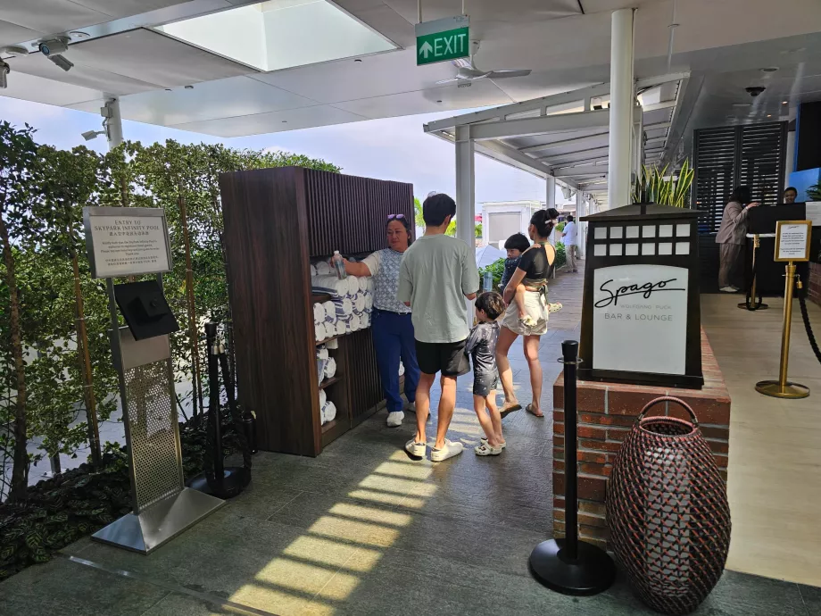 Vstup do strešného bazéna