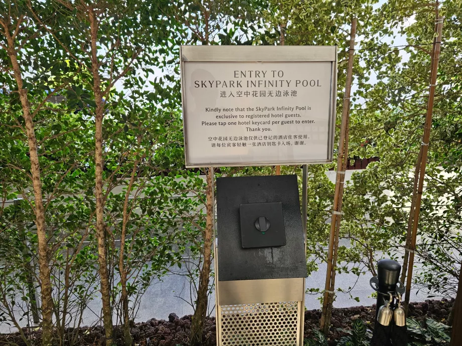 Čítačka izbových kariet pri vstupe do bazéna