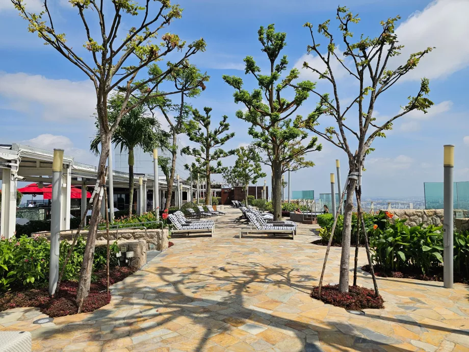 Ležadlá na strešnej terase hotela MBS