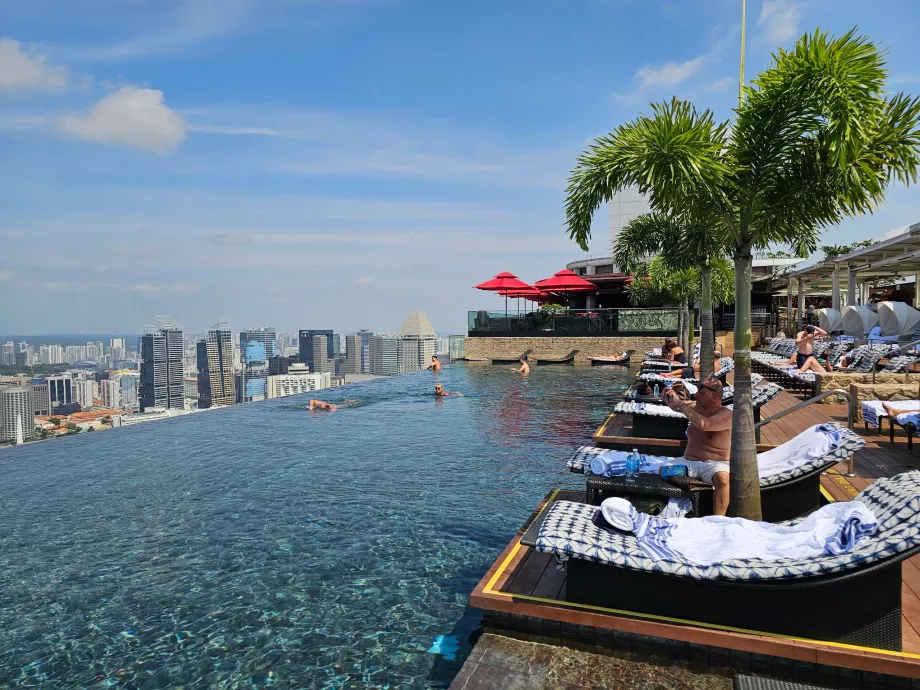 Strešný bazén a ležadlá