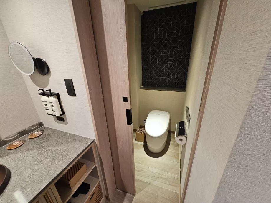 WC oddelené od zvyšku kúpeľne dverami