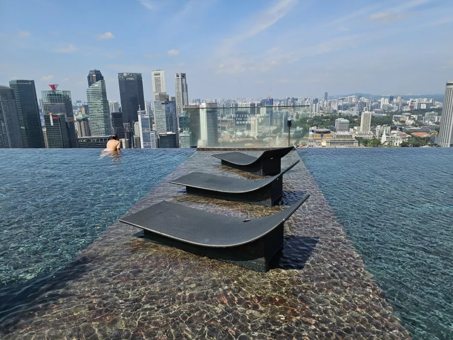 Strešný bazén a ležadlá