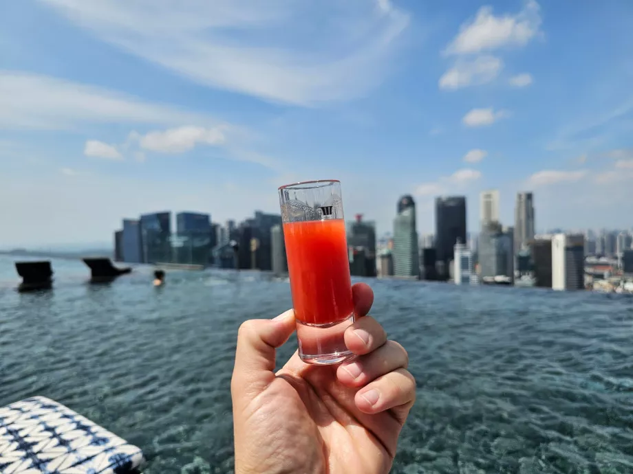 Bezplatný nápoj pri bazéne