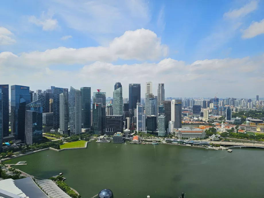 Pohľad zo strešného bazéna MBS