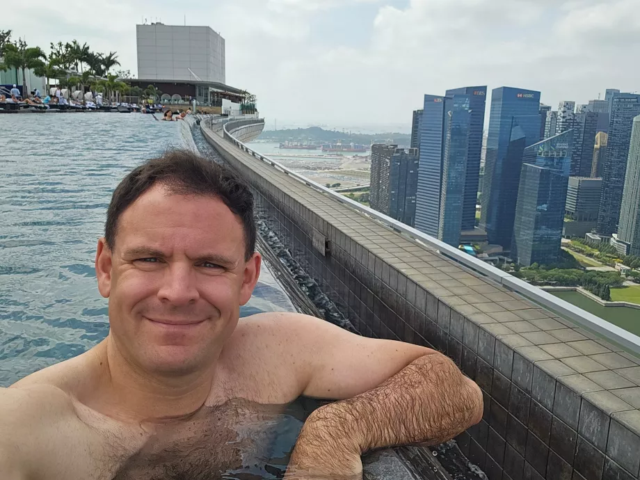 Ja v strešnom bazéne v Marina Bay Sands