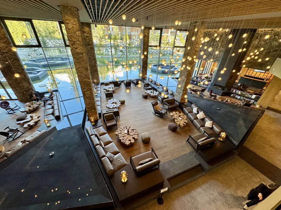 Lobby s rybníkom Swissotel Damian Jasná