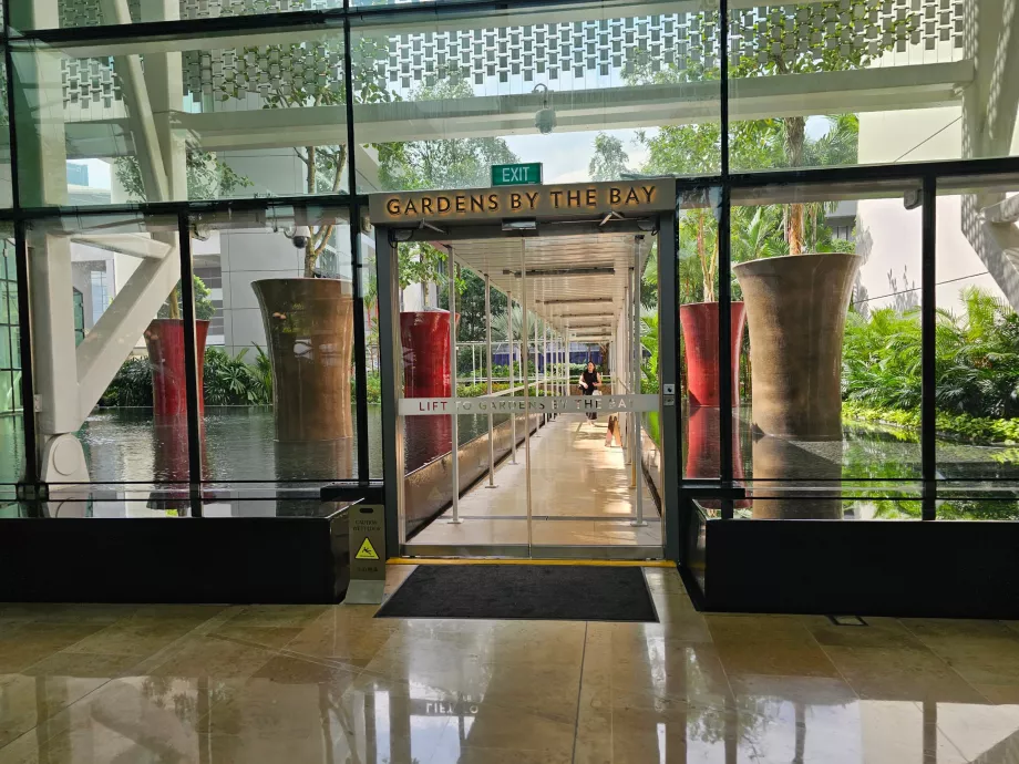 Výstup do záhrady Gardens by the Bay