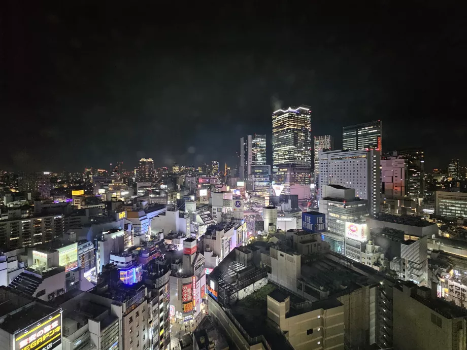 Pohľad z izby na 18. poschodí počas noci