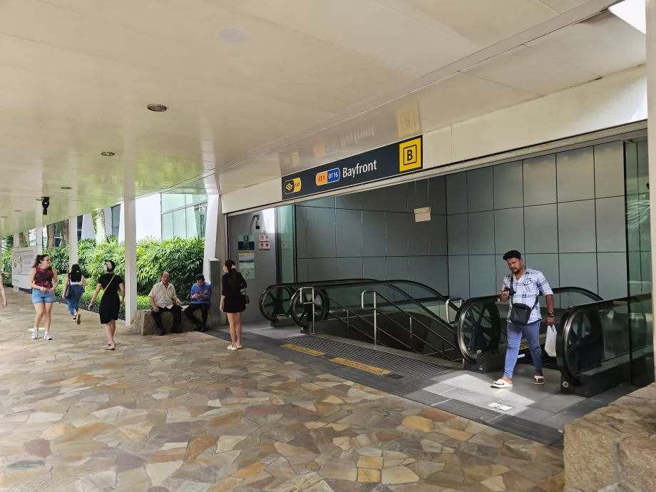 Stanica metra Bayfront v blízkosti hotela