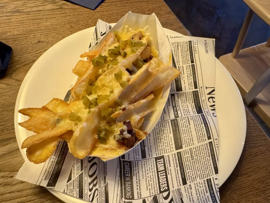 Steakové hranolky so syrom a slaninou