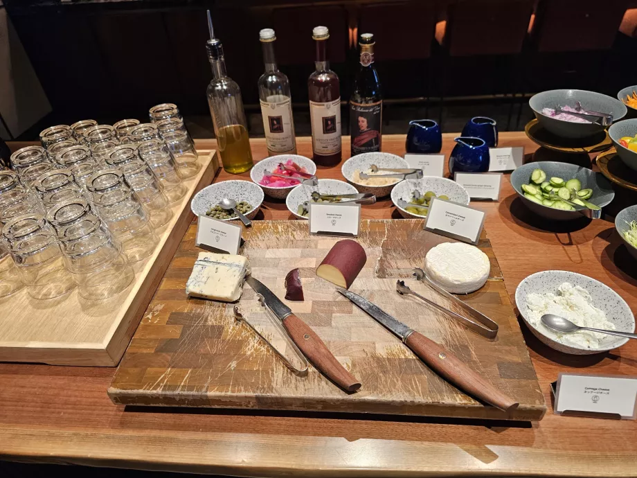 Raňajky - syry, olivy a oleje