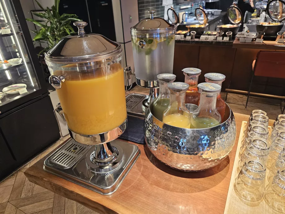 Raňajky - džúsy a voda