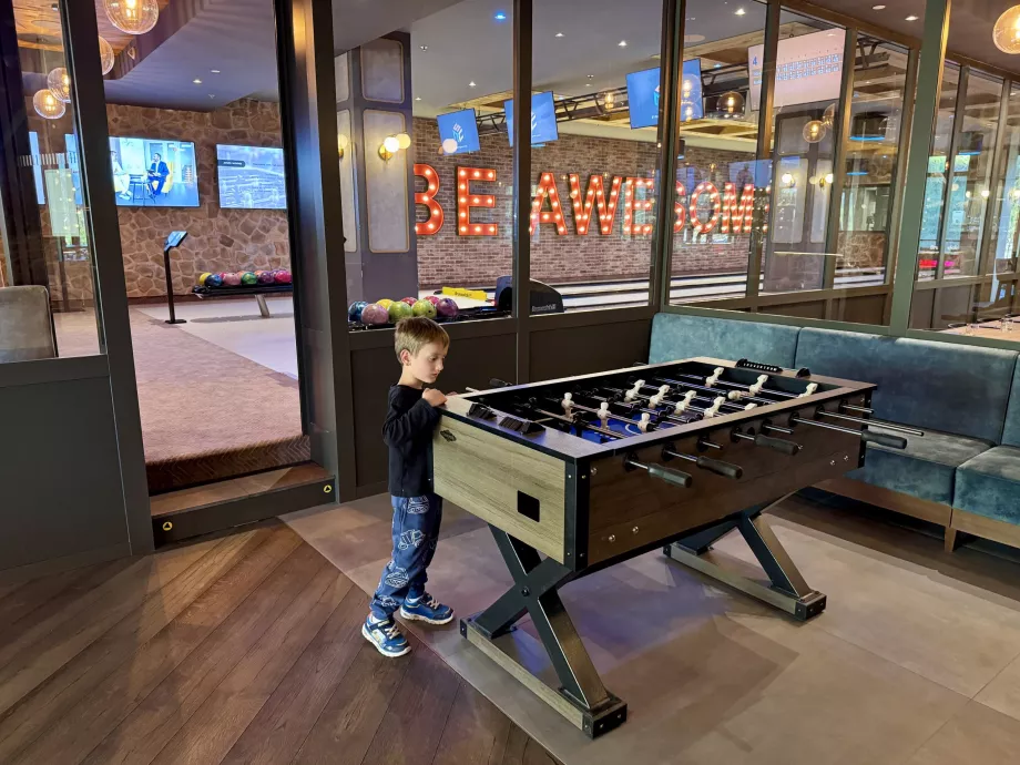 Stolný futbal a bowling v meste Snowbeer