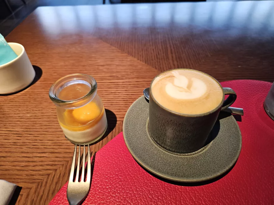 Raňajky - cappuccino a jogurt