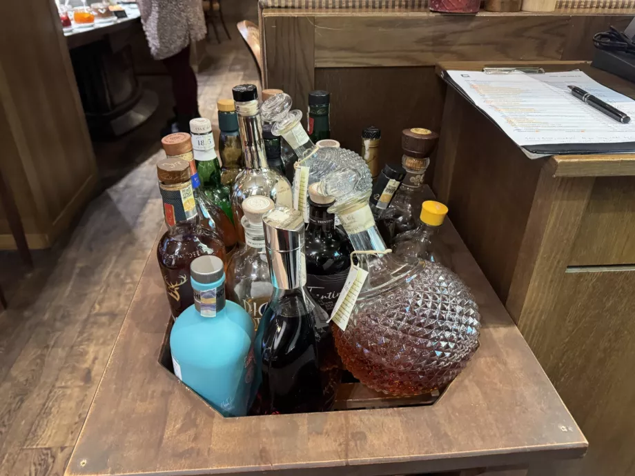 Raňajky, široký výber alkoholických nápojov