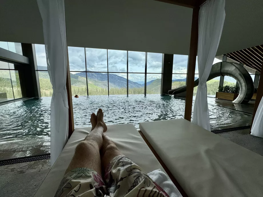 Výhľad na Nízke Tatry z bazéna