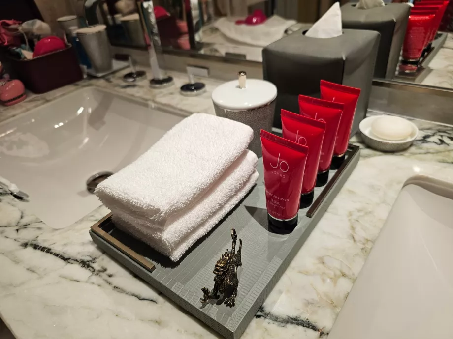 Šampóny a krémy Jo v miestnosti