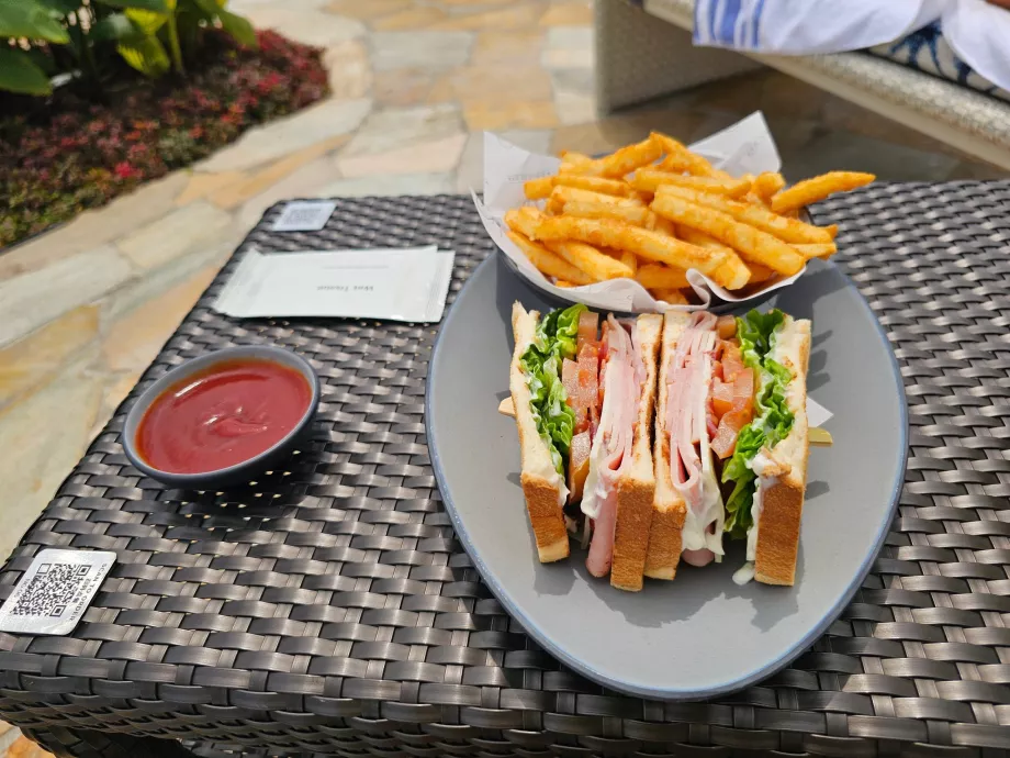 Občerstvenie pri hotelovom bazéne