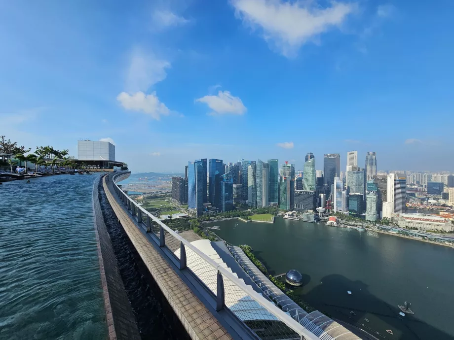 Pohľad zo strešného bazéna hotela Marina Bay Sands
