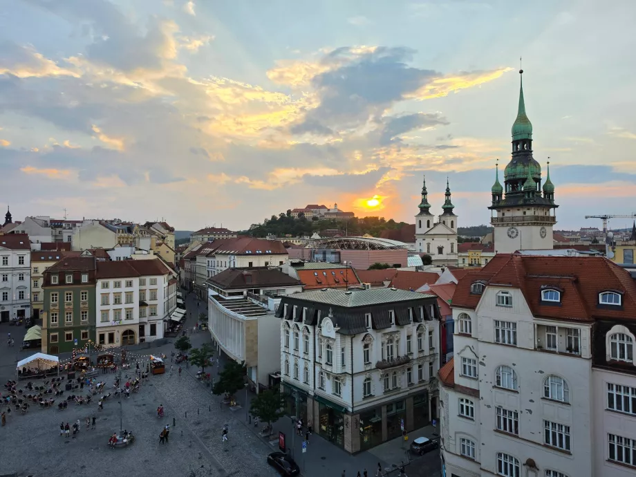 Západ slnka videný z balkónov veže