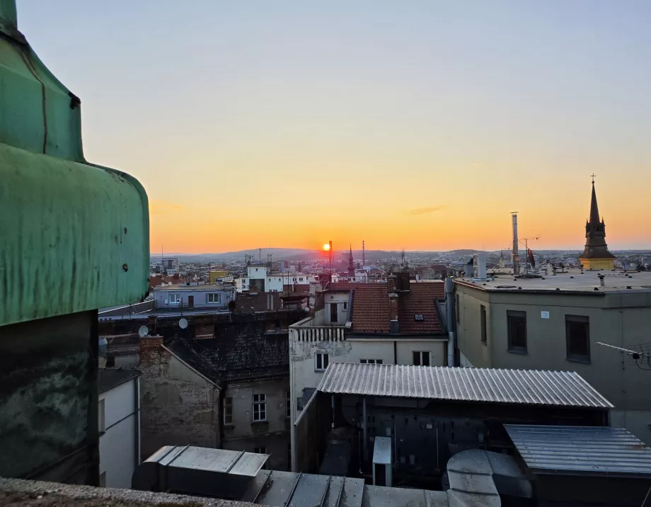 Východ slnka nad Brnom z balkóna vo vežičke