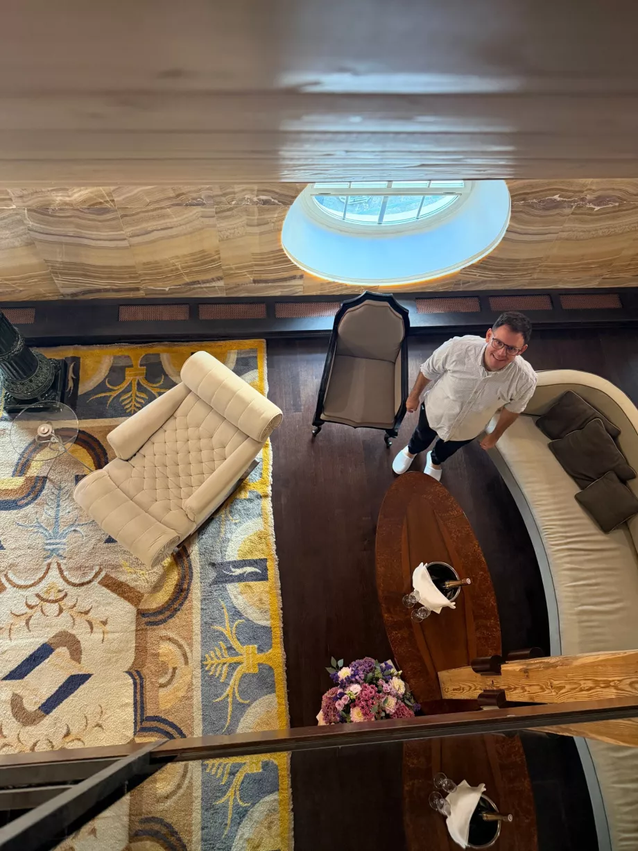 Ja v obývacej izbe apartmánu Onyx Tower Suite