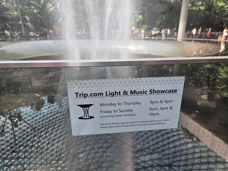 Čas svetelnej šou pri vodopáde v Jewel