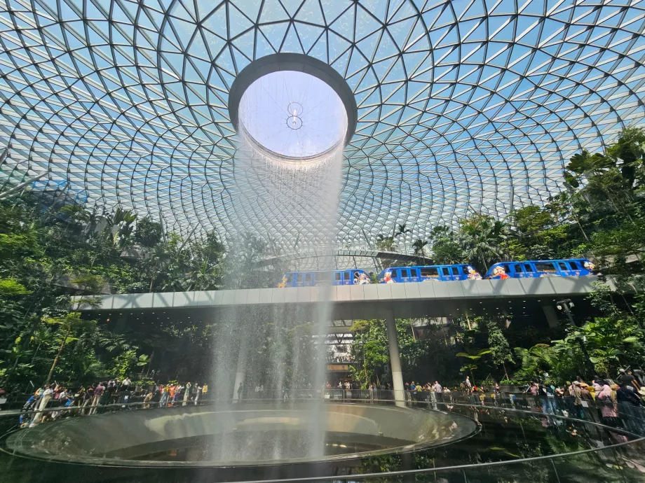 Vodopád a vlak v JEWEL