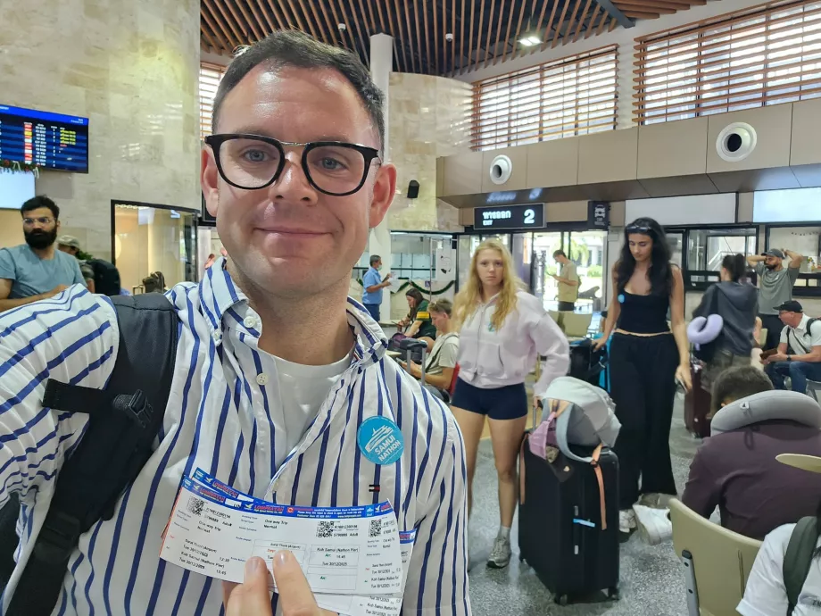 Ja s lístkami na transfer autobusom + loďou na Koh Samui