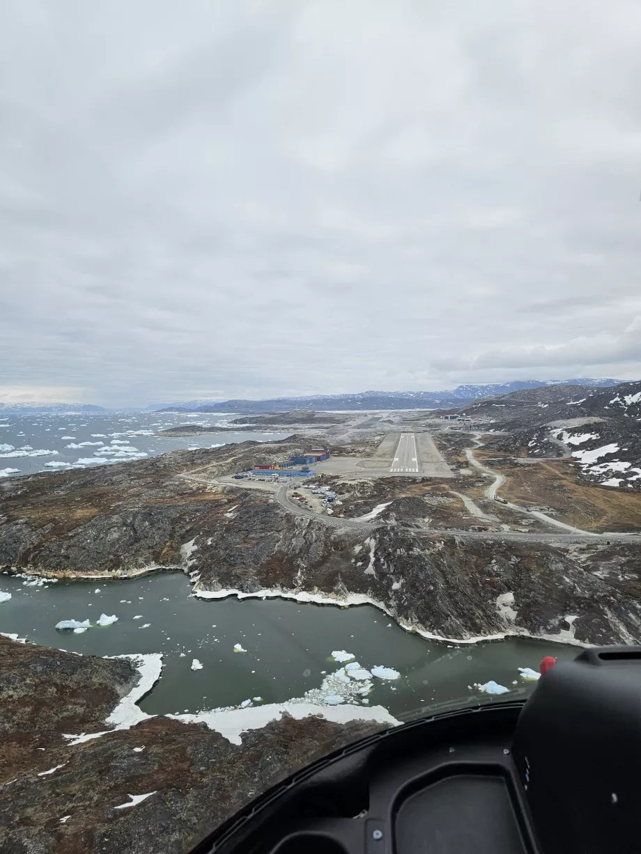 Pristátie vrtuľníka na letisku Ilulissat