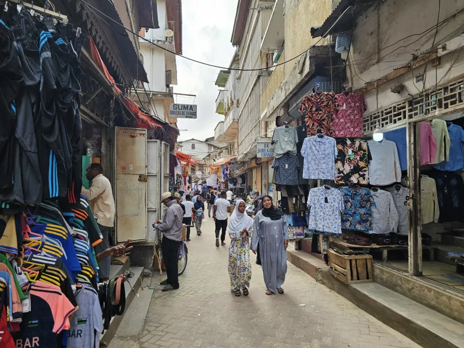 Darajani Souk, oblečenie na predaj