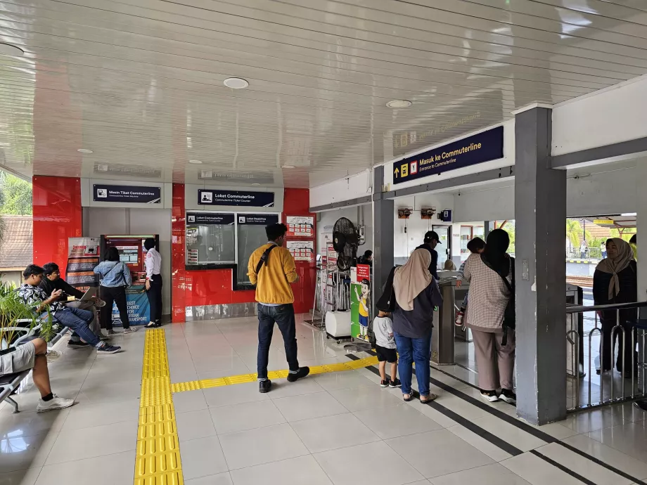 Pokladňa a automaty na lístky na železničnej stanici