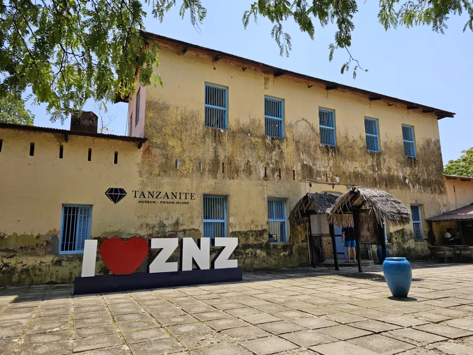 Väzenský ostrov, budova väznice s nápisom I love ZNZ