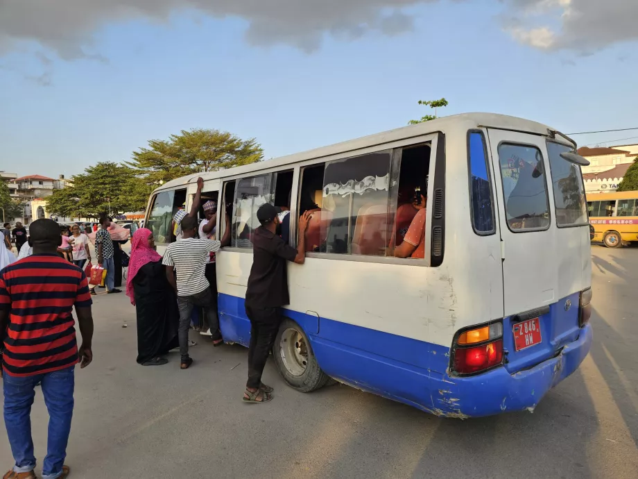 Preplnený autobus dal