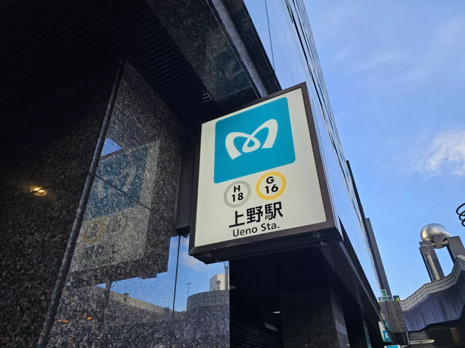 Označenie vstupu do stanice metra