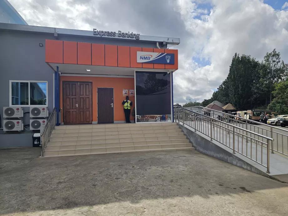 Bankomat medzi príletovou a odletovou halou