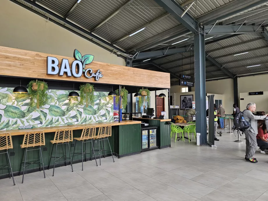 Kaviareň vo verejnej časti odletovej haly