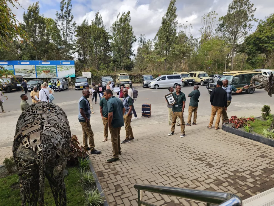 Taxikári pred príletovou halou