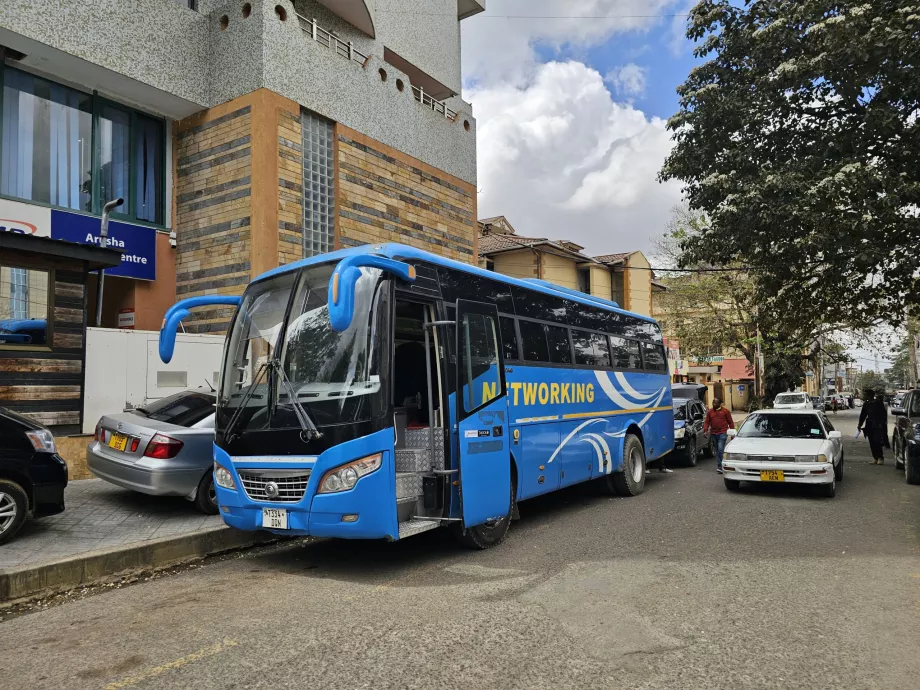 Autobusová zastávka v smere na letisko na ulici India