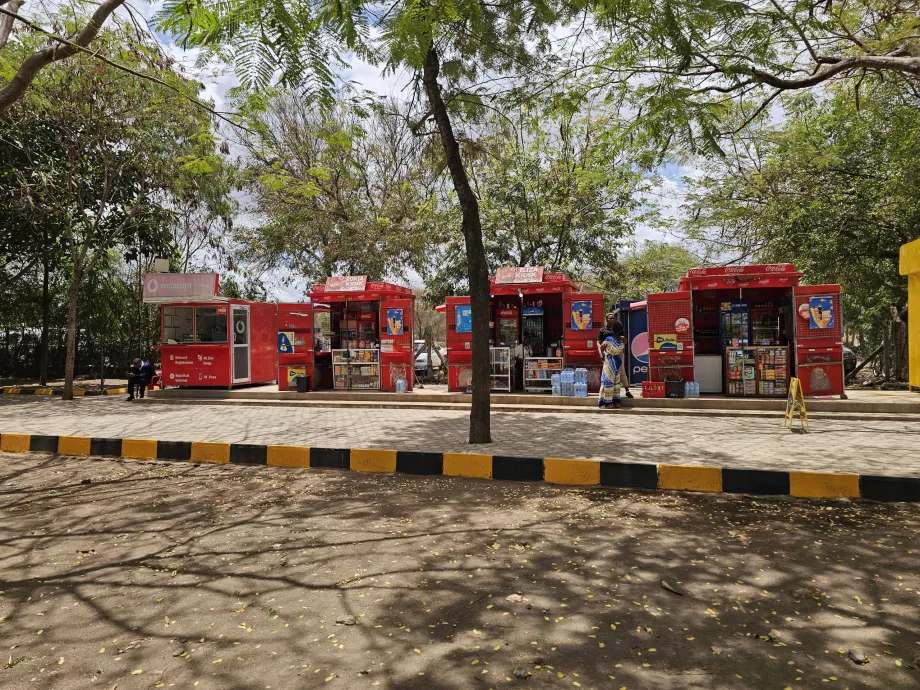Stánky s občerstvením pred príletovou halou