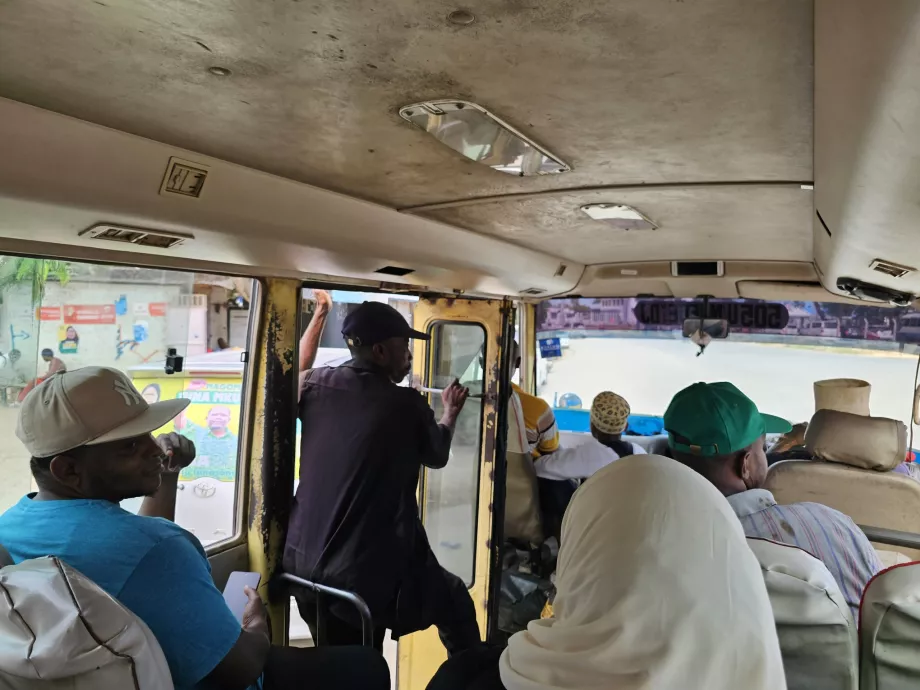 Sprievodca v autobuse dal