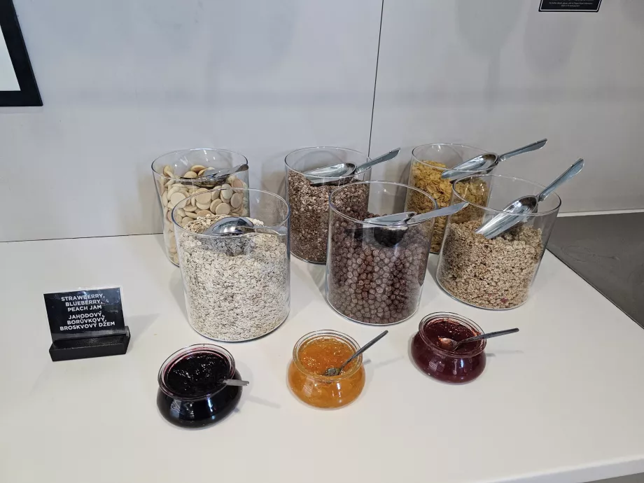 Granola, müsli a džemy